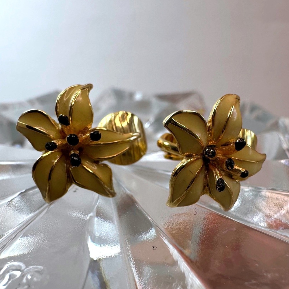 Vintage Women Clip On Earrings Gold Cream Enamel Flower Lily Floral Retro Chic
